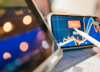 Professionnel des marchés financiers examinant les contrats à terme Bitcoin, Ethereum et marché des devises