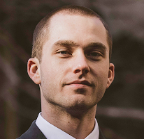 Portrait de Thomas Whitfield, spécialiste des analyses de trading et connaisseur du marché des cryptomonnaies