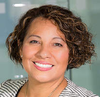 Portrait de Claire Ashford, responsable de la conformité en matière de réglementation financière