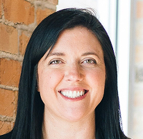 Portrait de Sophie Hartwell, responsable du support client, avec l'équipe de service